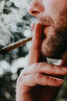 "Sinto que, ao ter começado a fumar tão cedo, limitei as minhas capacidades": o impacto do consumo de canábis no Alentejo