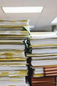 Mesa empilhada de documentos