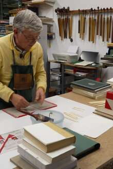 Uma vida entre livros: o artesão que há meio século preserva histórias em papel