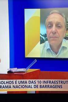 fotografia de Estela Machado de costas a entrevistar José Pimenta Machado, presidente da Agência Portuguesa do Ambiente (APA)