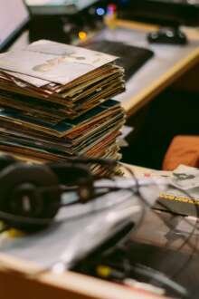 Conjunto de discos de vinil sobre uma mesa.