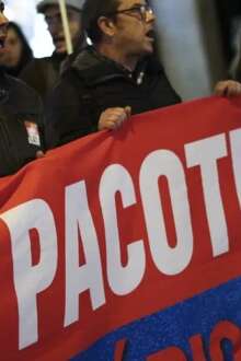 Trabalhadores a manifestarem-se nas ruas.