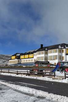 hotel com neve e montanhas à volta