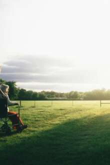 Idoso em cadeira de rodas