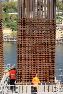 Obras da Linha Rubi com rio Douro em pano de fundo.
