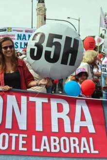 Manifestantes nas ruas com faixas de protesto.