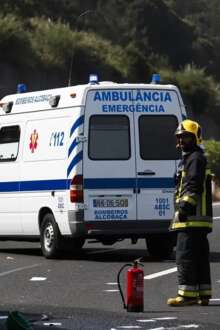 Teatro de operações após um acidente rodoviário.