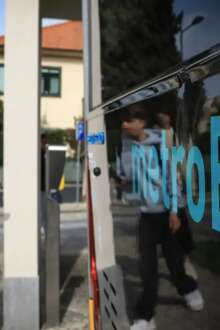 Dois rapazes a aproximarem-se de um Metrobus no Porto.