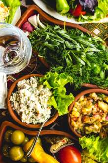 Conjunto de pratos e legumes típicos de uma dieta mediterrânica