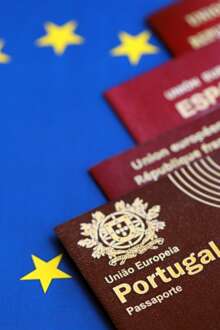 Passaportes europeus e bandeira da União Europeia