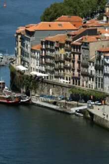 Cidade do Porto e alguns barcos no rio Douro