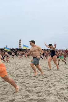 Nem a chuva afastou multidão do tradicional primeiro banho do ano em Ílhavo