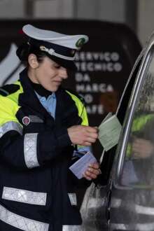 Na imagem, agente de autoridade em conversa com condutor.