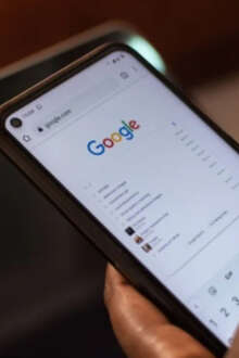 Pessoa a pesquisar no google