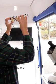 Sara Alves transformou uma carrinha e leva consultas de optometria à população do Sabugal