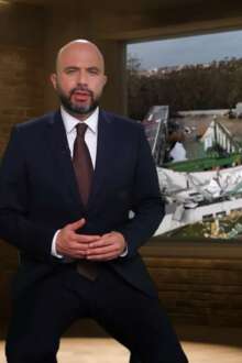 Jornalista Filipe Caetano a apresentar o especial de informação Dias de Tempestade