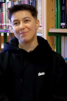 O jovem de 27 anos utiliza as redes sociais para partilhar conhecimento com muita criatividade e garante