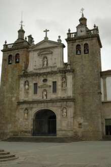 Fachada frontal da Sé de Viseu