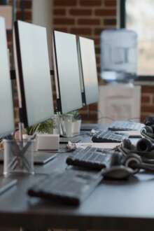 Computadores em secretárias numa empresa