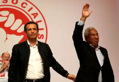 O líder do Partido Socialista, António José Seguro (E) com António Costa no segundo dia do XIX Congresso Nacional do PS, a decorrer até ao próximo dia 28 abril em Santa Maria da Feira, 27 abril 2013. ESTELA SILVA/LUSA