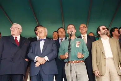 António José Seguro no festival mundial dos jovens socialistas, com Mário Soares, António Guterres e Salman Rushdie numa homenagem a Willy Brandt | Foto de Jorge Brilhante, Arquivo Mário Soares