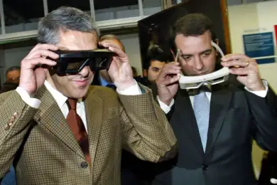 José Sócrates e António José Seguro a colocar óculos 3D | Foto:  JOAO ABREU MIRANDA/LUSA