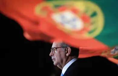 Bandeira de Portugal sobre António José Seguro