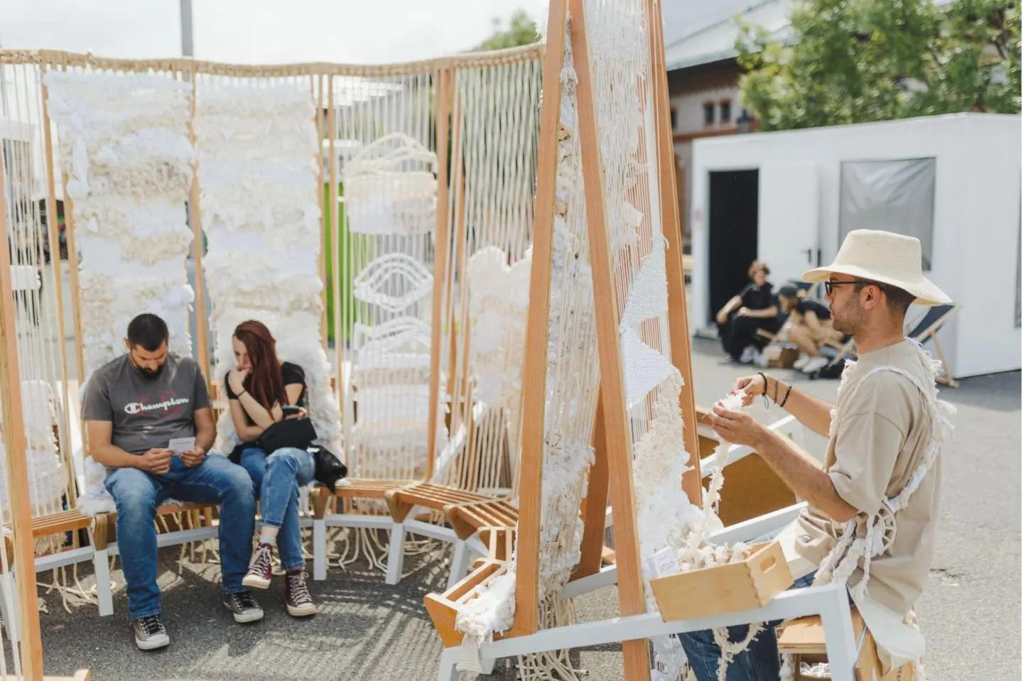 Instalação artística permite contemplar o tempo de outra forma e convida a experimentar a arte de tecer lã.